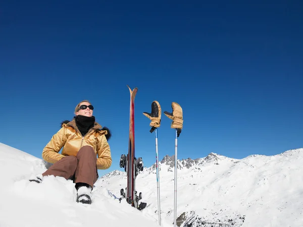 Joven Esquiadora Admirando Vista Montaña — Foto de Stock