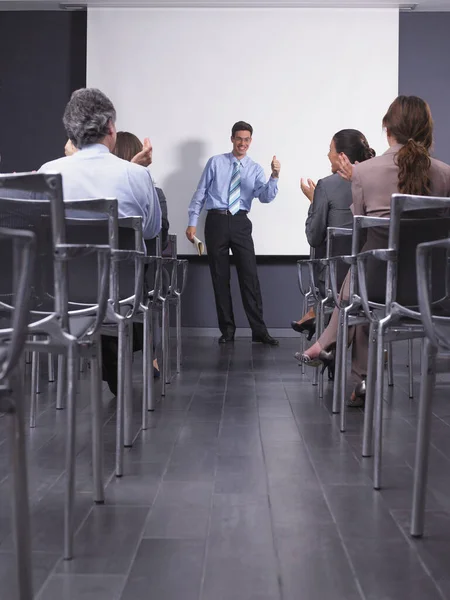 Hombre Dando Discurso Sala Presentación — Foto de Stock