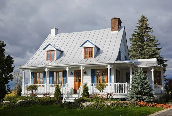 Casa Exterior Sobre Cielo Nublado — Foto de Stock