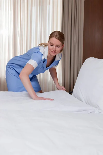 Room Maid Making Bed Hotel Room — Stockfoto