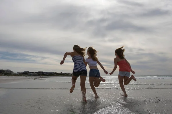 Девочки Подростки Бегают Пляжу — стоковое фото