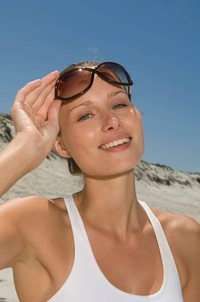 Femmina Spiaggia Con Gli Occhiali Sole — Foto Stock
