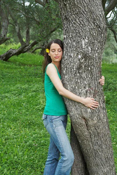 Genç Bir Kadın Meyve Bahçesinde Ağaca Sarılıyor — Stok fotoğraf
