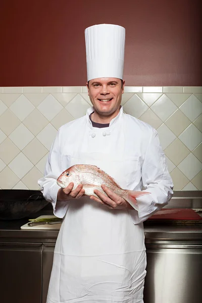 Chefe Masculino Segurando Peixes Cozinha Comercial — Fotografia de Stock