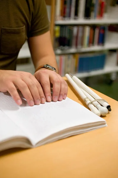 Junger Mann Liest Blindenschrift — Stockfoto