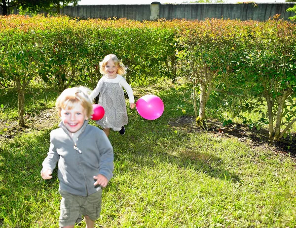 Bambini Esecuzione Con Palloncini Rosa — Foto Stock