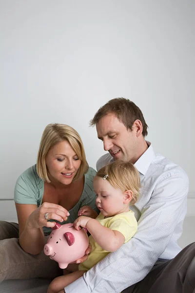 Ouders Baby Met Spaarvarken Bank — Stockfoto