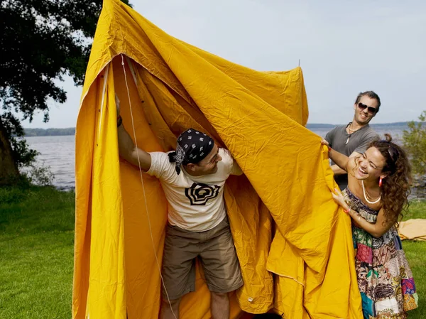 Três Pessoas Montando Uma Tenda — Fotografia de Stock