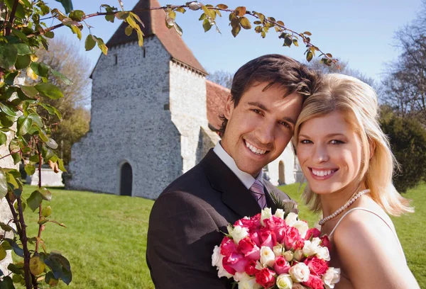 Couple Extérieur Une Chapelle Mariage — Photo