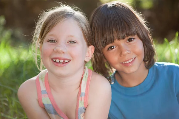 Jongen Meisje Glimlachen — Stockfoto