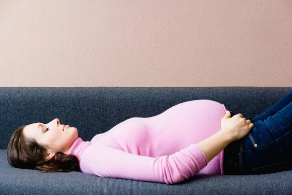 Wanita Hamil Berbaring Sofa — Stok Foto