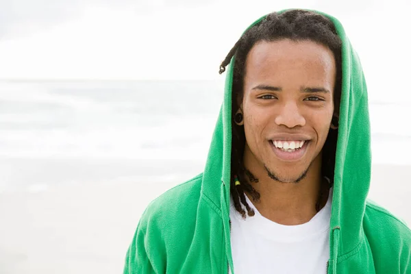 Joven Con Capucha Verde Retrato —  Fotos de Stock