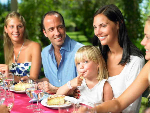 Meisje Test Taart Met Vinger — Stockfoto