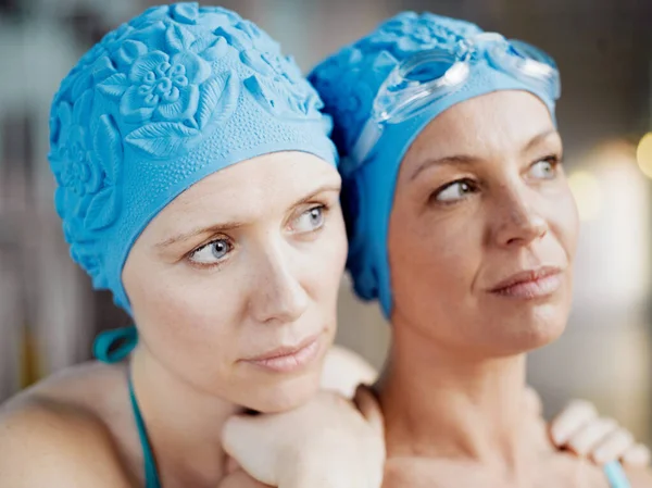 Dvě Ženy Plaveckých Čepicích — Stock fotografie