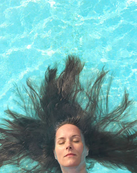 Havuzda Yüzen Uzun Saçlı Kadın — Stok fotoğraf
