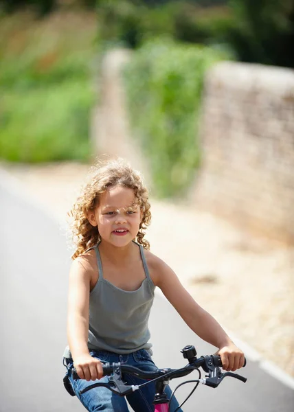 Genç Kız Binicilik Bisiklet — Stok fotoğraf