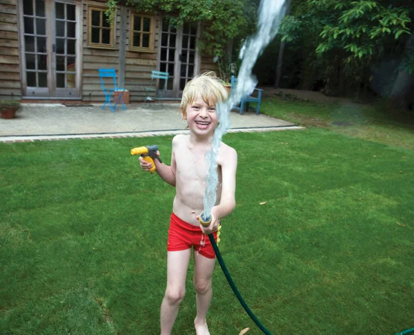 水ホースを持つ少年 — ストック写真
