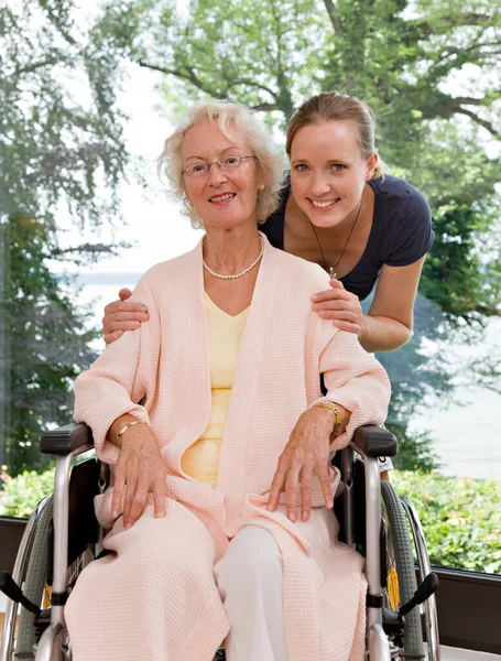 Frau Berührt Seniorin Auf Den Schultern — Stockfoto