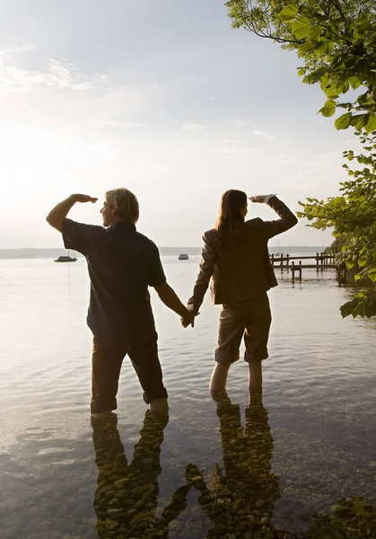Frau Und Mann Stehen See — Stockfoto