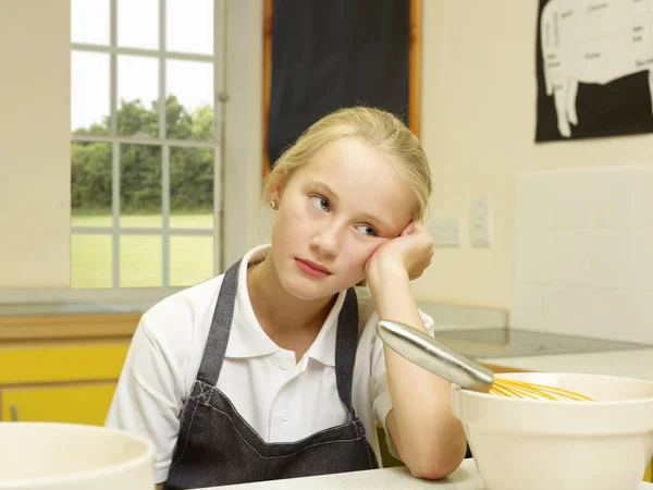 Een Meisje Een Keuken — Stockfoto