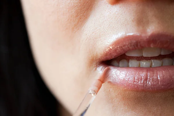 Woman Applying Lip Gloss Close — Stock Photo, Image