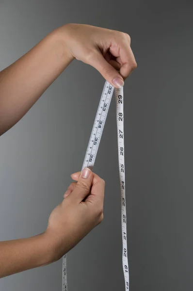 女性の手保持テープ測定 — ストック写真