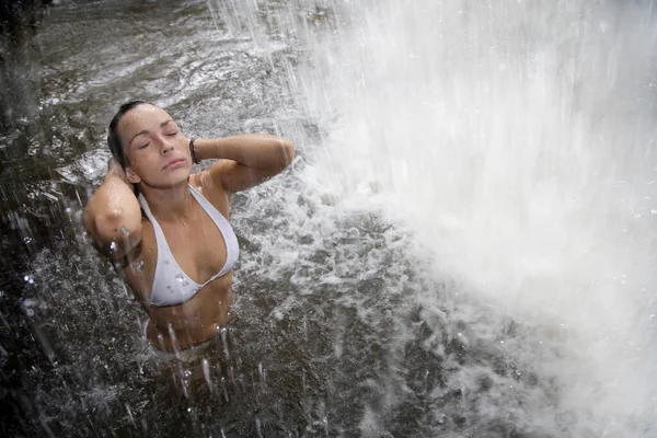 Vrouw Stond Onder Waterval — Stockfoto