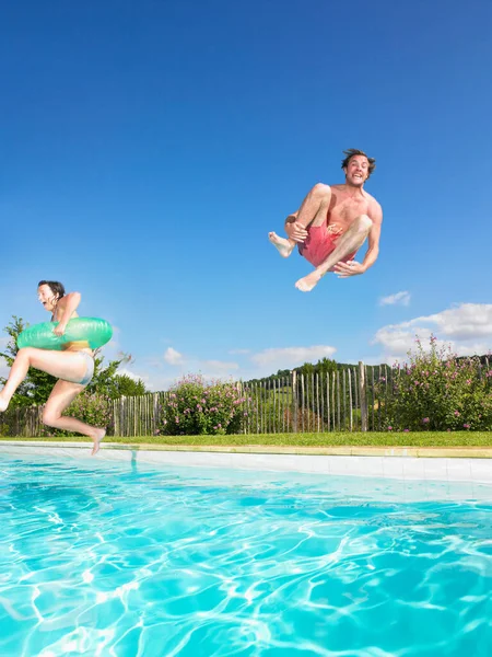 Pessoas Saltando Para Piscina — Fotografia de Stock