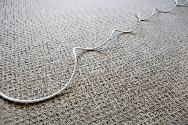 床の電気ケーブル — ストック写真