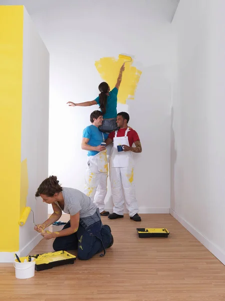 Meninas Pintar Homens Bebem Chá — Fotografia de Stock