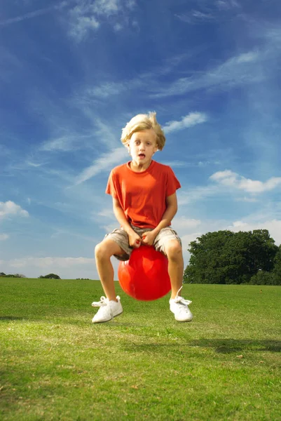 Niño Tolva Espacial — Foto de Stock