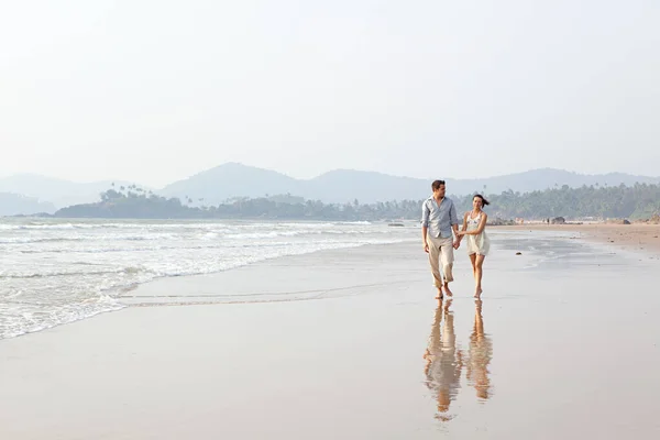 Casal Caminhando Pelo Oceano — Fotografia de Stock
