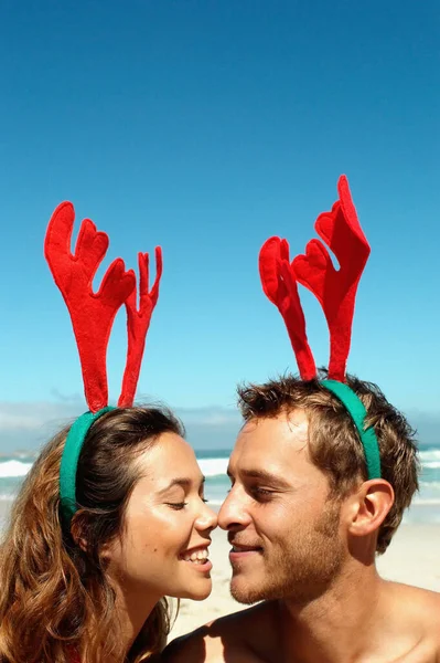 Glückliches Paar Weihnachten Strand — Stockfoto