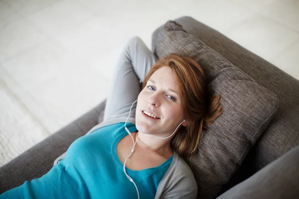 Chica Feliz Acostada Sofá Con Auriculares — Foto de Stock