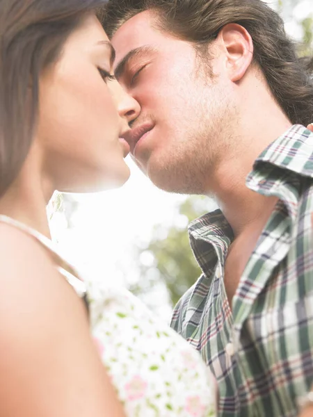 Couple Kissing Close — Stock Photo, Image