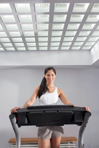 Mujer Sonriente Haciendo Ejercicio Cinta — Foto de Stock