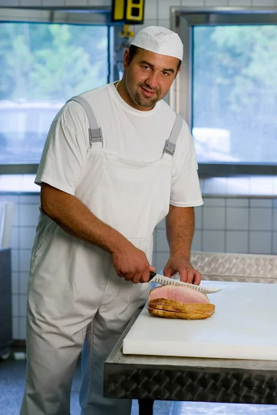 Carniceiro Cortando Carne Perto — Fotografia de Stock