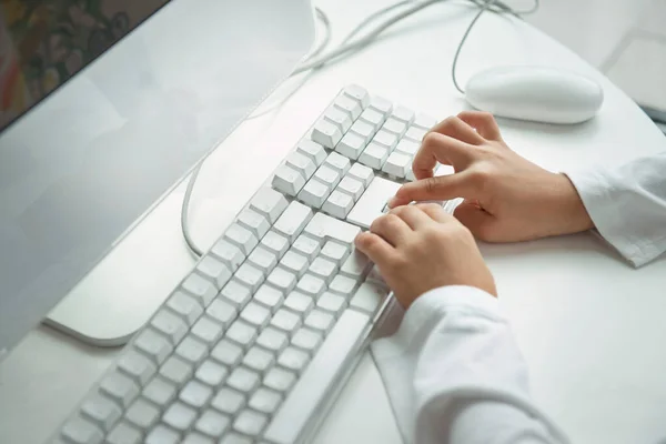 Criança Digitando Teclado Computador — Fotografia de Stock