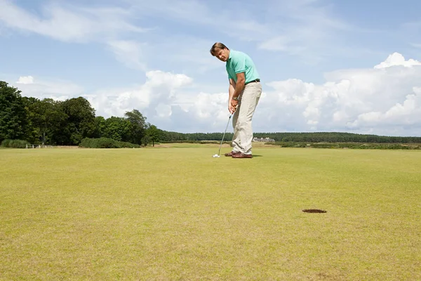 Mann Spielt Golf Auf Feld — Stockfoto