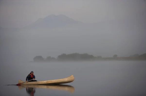 清晨的薄雾中的皮划艇 — 图库照片