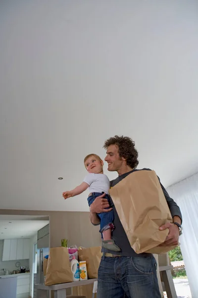 Padre Feliz Con Bebé Compras —  Fotos de Stock