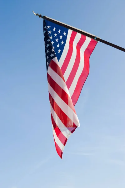 Bandera Americana Sobre Cielo Azul —  Fotos de Stock