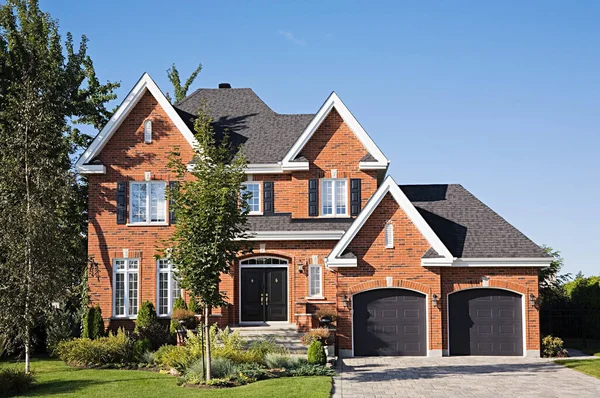 Exterior of a large house — Stock Photo, Image