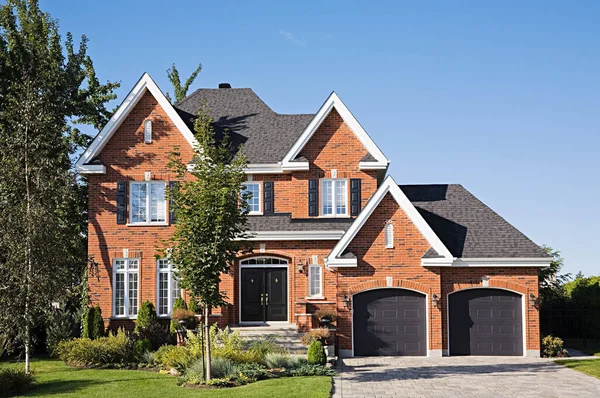 Exterior de una casa grande — Foto de Stock