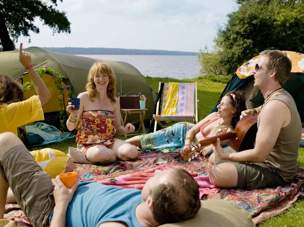 Five People Singing Together Camp — Stock Photo, Image