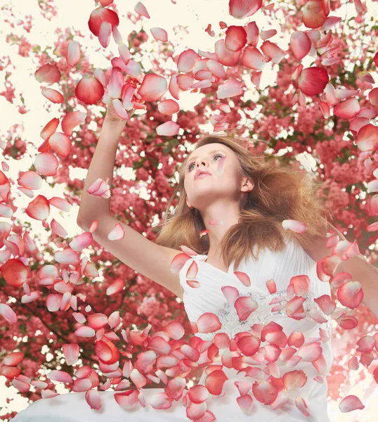 Frau von Blütenblättern umgeben — Stockfoto