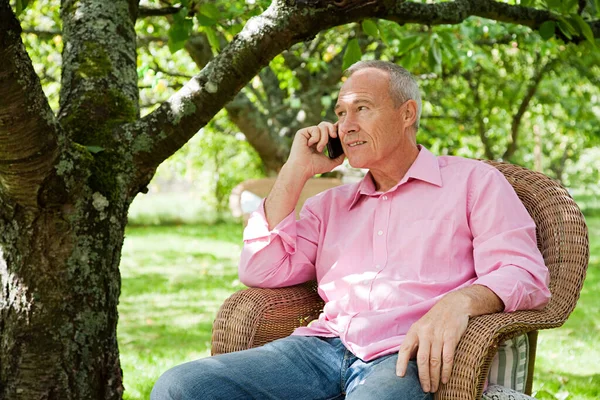 Uomo Anziano Utilizzando Telefono Cellulare — Foto Stock