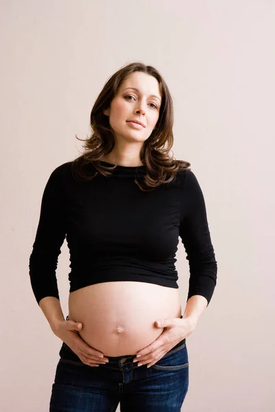 Беременная Женщина Держит Живот — стоковое фото