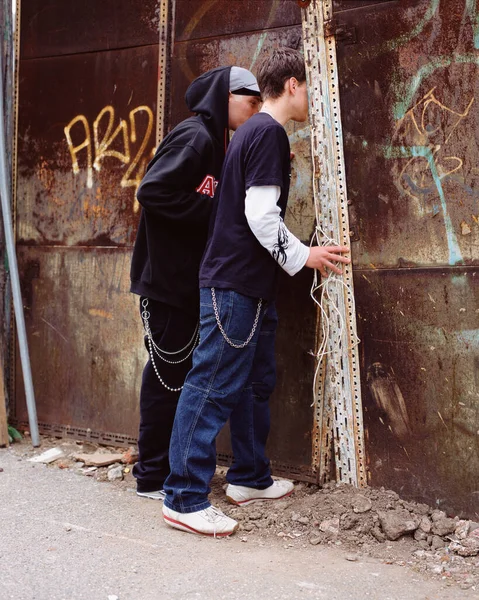 Ragazzi Adolescenti Che Sbirciano Attraverso Muro — Foto Stock