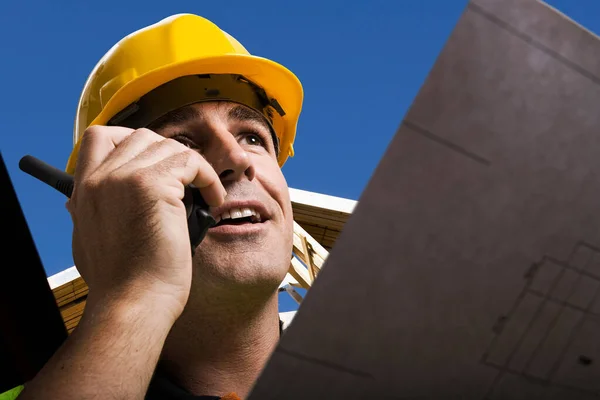 Bauarbeiter Mit Plänen — Stockfoto